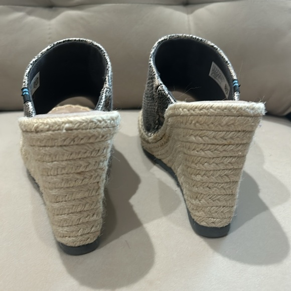 Tom’s wedge. Snakeskin. Super comfy. Size 10. Worn once - Picture 4 of 8